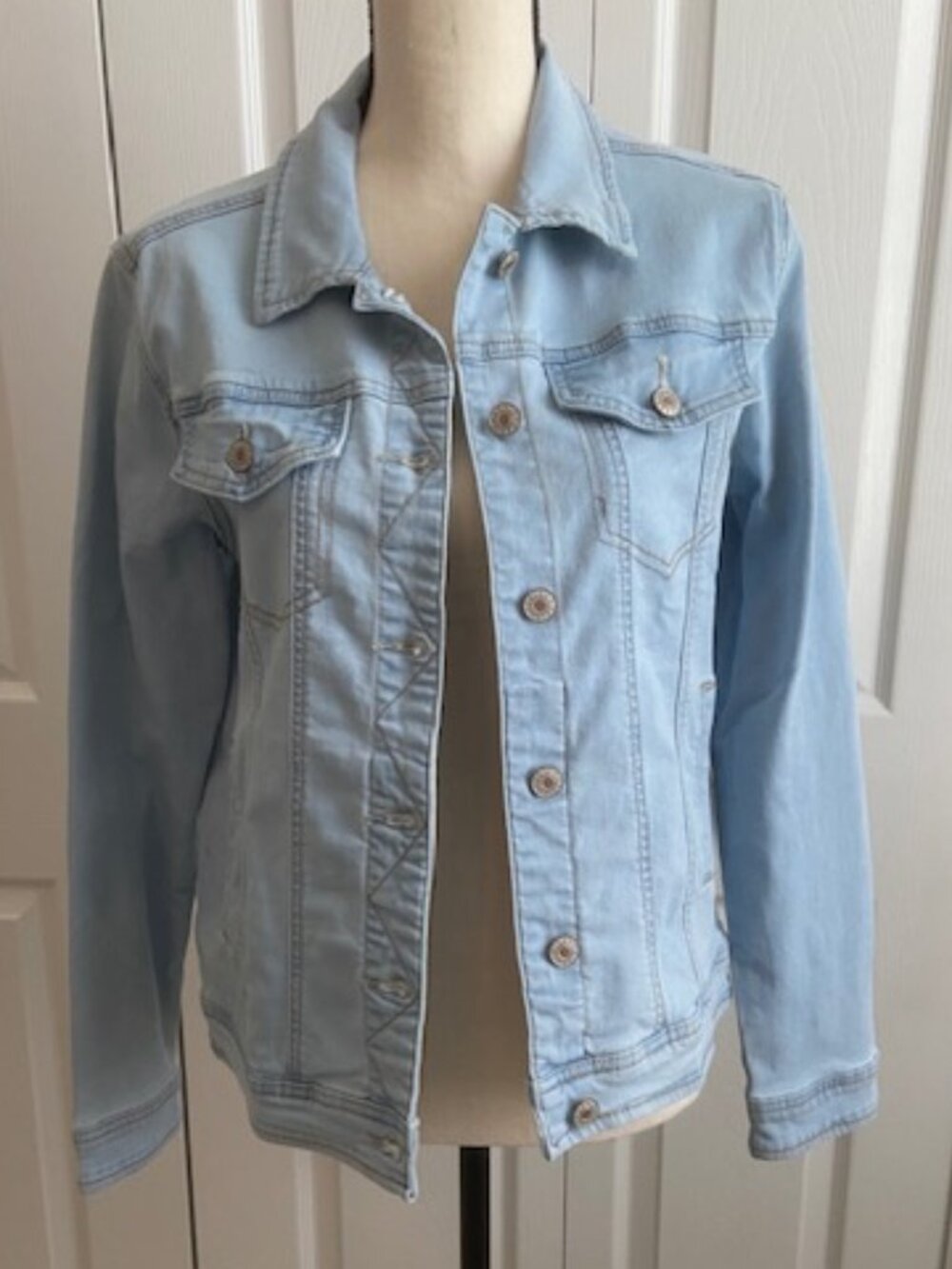 Ladies Jean Jacket - Size Medium, pockets
